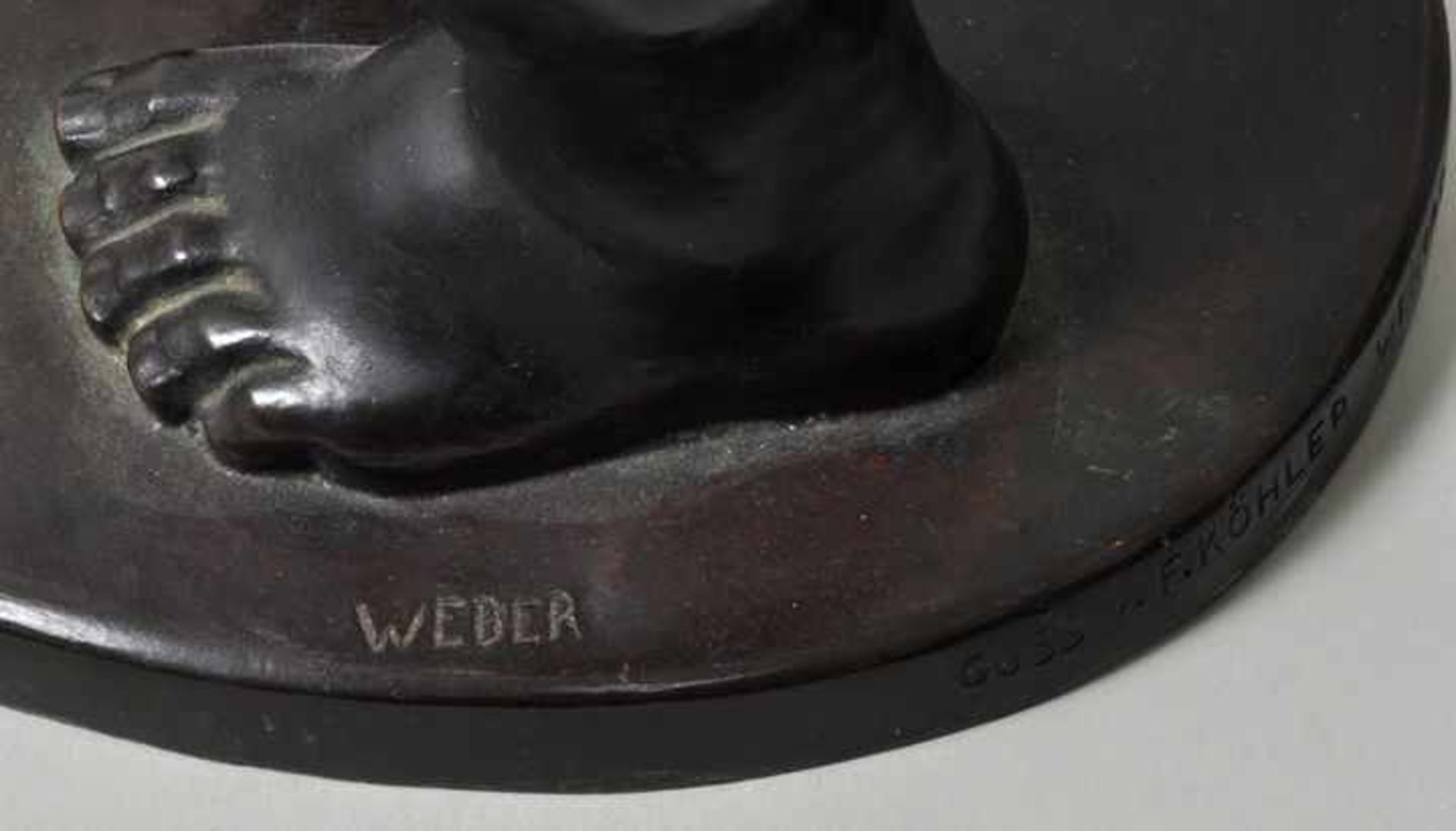 Weber, Eduard. 1865 Magdeburg-ca. 1940 Knabe. Bronze, schwarz patiniert, auf der runden Sockelplatte - Bild 3 aus 3