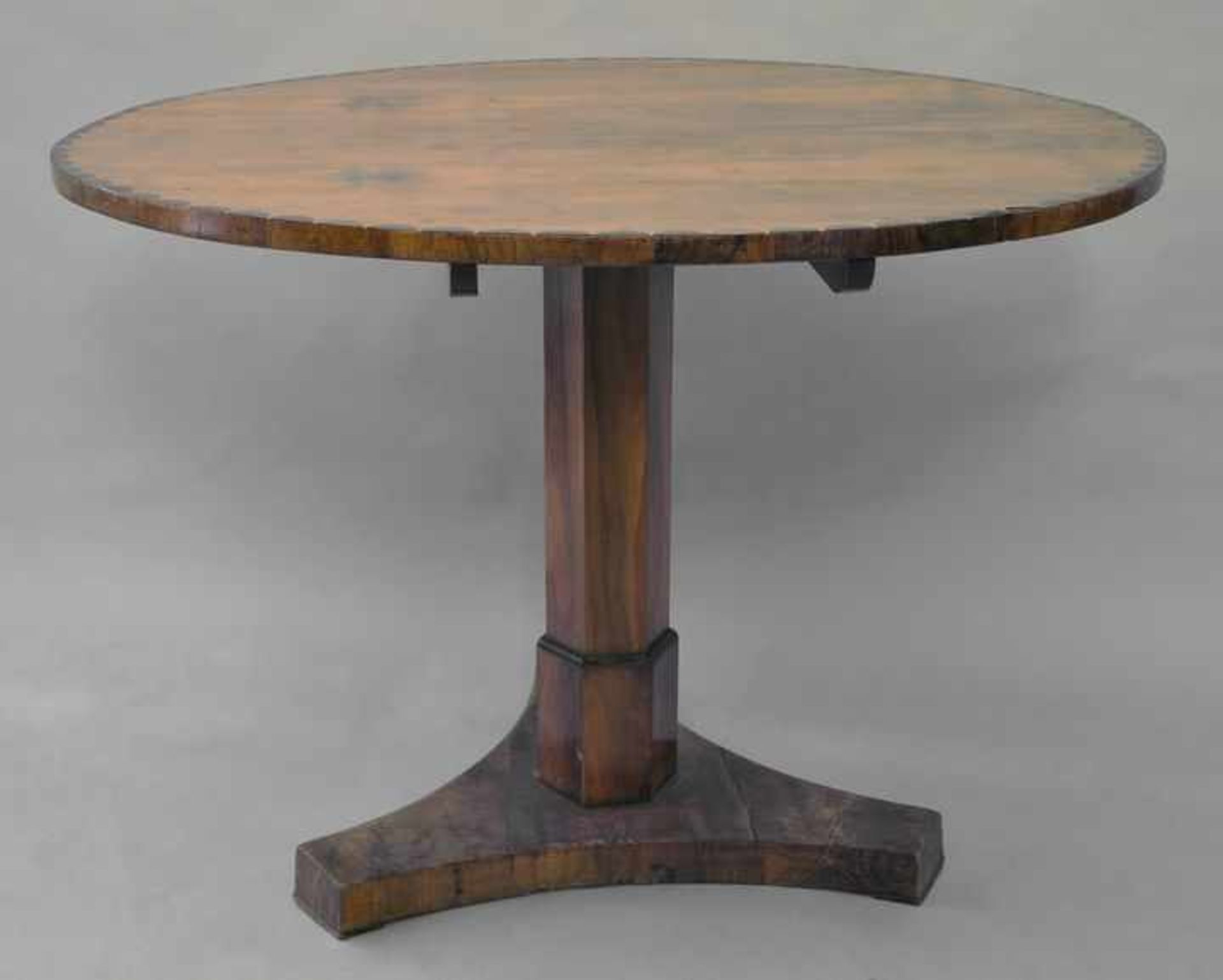 Tisch, um 1830 Nussbaum und Nusswurzel auf Nadelholz furniert, runde Platte mit Randintarsien, 6-