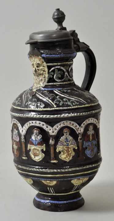 Kanne im Renaissancestil, Sachsen (?), wohl 2. H. 19. Jh. Keramik, polychrom emailliert, - Bild 3 aus 3