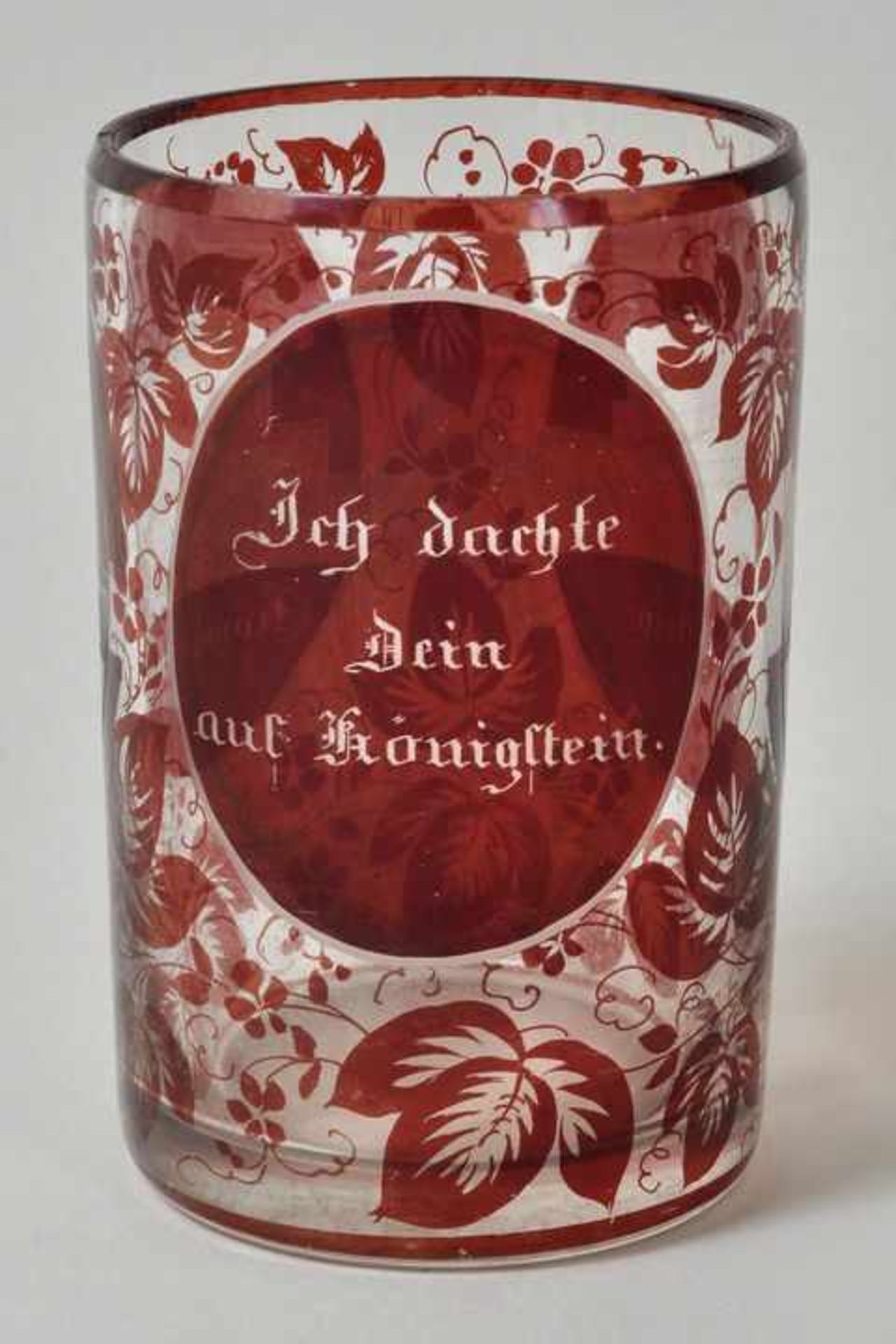 Andenkenglas, Böhmen, Mitte 19. Jh. Farbloses Glas, zwischen rot lasierten Ranken drei