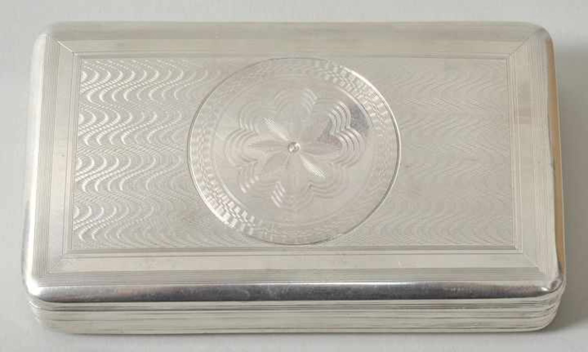 Dose/ Tabatiere, Niederlande, um 1826 Silber. Rechteckige Form mit Scharnierdeckel, guillochiertes