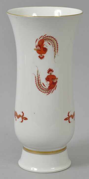 Vase, Meissen, 1. H. 20. Jh. Form auf hohem Standring, Dekor Reicher Drache in Eisenrot,