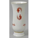 Vase, Meissen, 1. H. 20. Jh. Form auf hohem Standring, Dekor Reicher Drache in Eisenrot,
