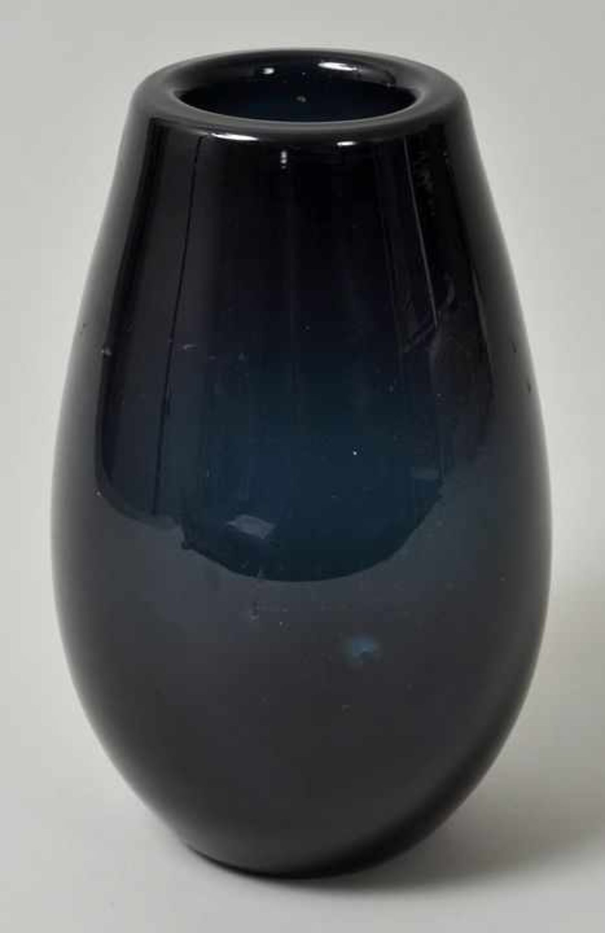 Studioglas-Vase, Skandinavien (?), 1960er Jahre Dunkelblaues, dickwandiges Farbglas, Abriss