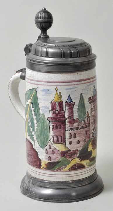 Großer Walzenkrug mit Ansicht einer Burg, 18./ 19. Jh. Fayence, polychrome Scharffeuerbemalung.