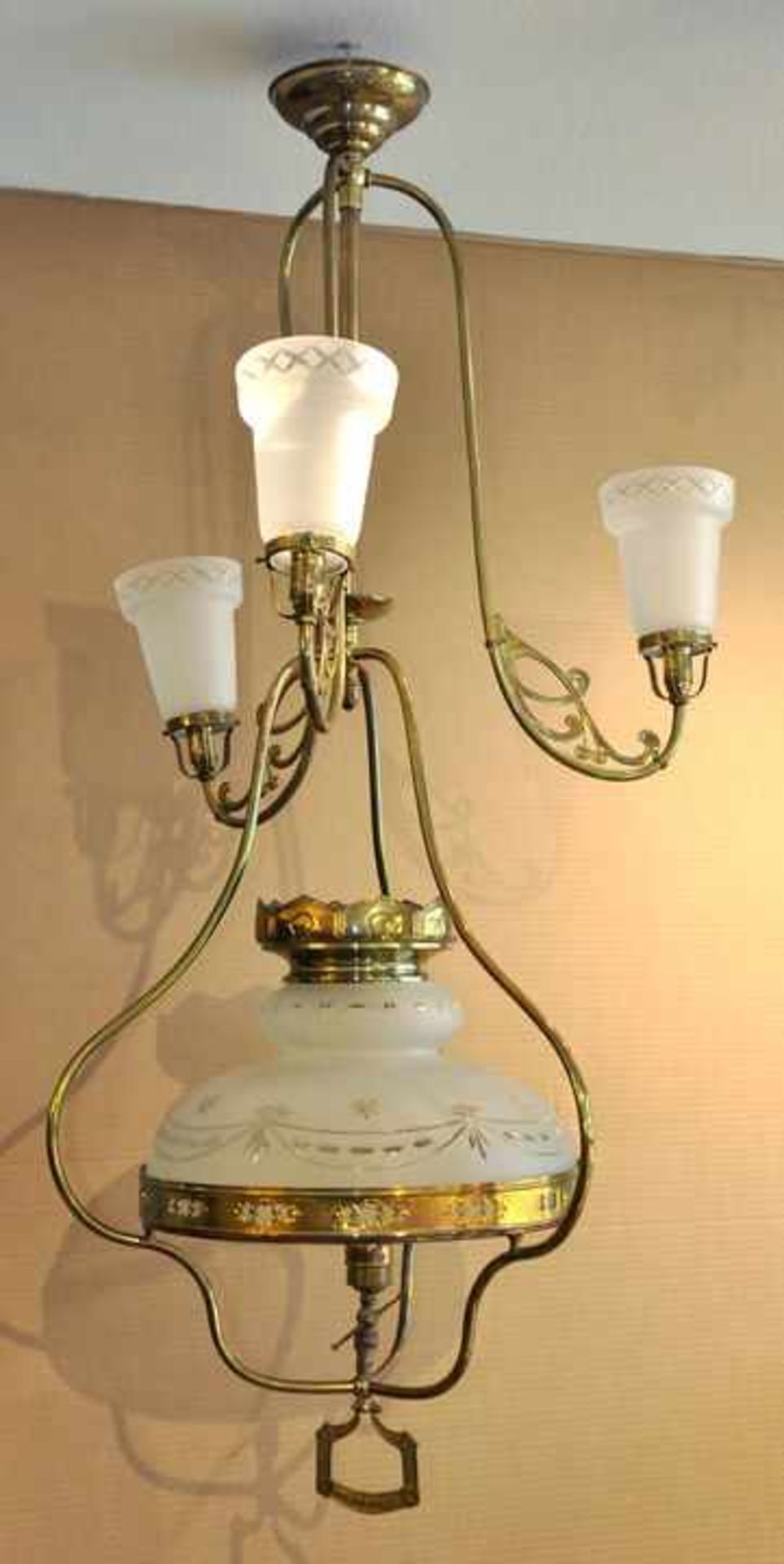 Elektrische Jugendstil-Deckenlampe, um 1910 Messing. Vier-lichtig, Mattglasglocke mit Schliffdekor