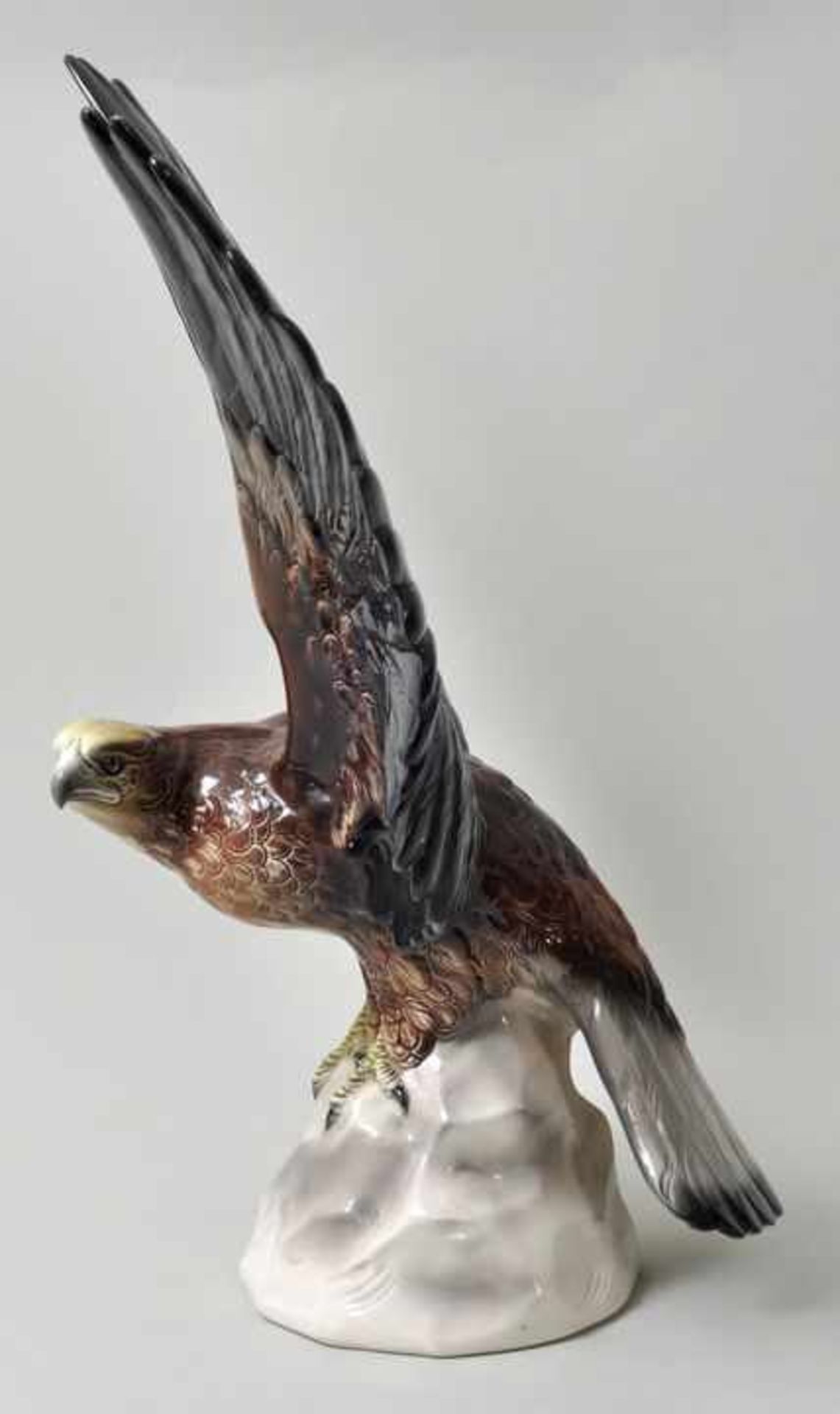 Tierfigur Adler, um 1920 Steingut, Spritzdekor. Tier mit ausgebreiteten Schwingen auf - Bild 2 aus 3