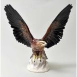 Tierfigur Adler, um 1920 Steingut, Spritzdekor. Tier mit ausgebreiteten Schwingen auf