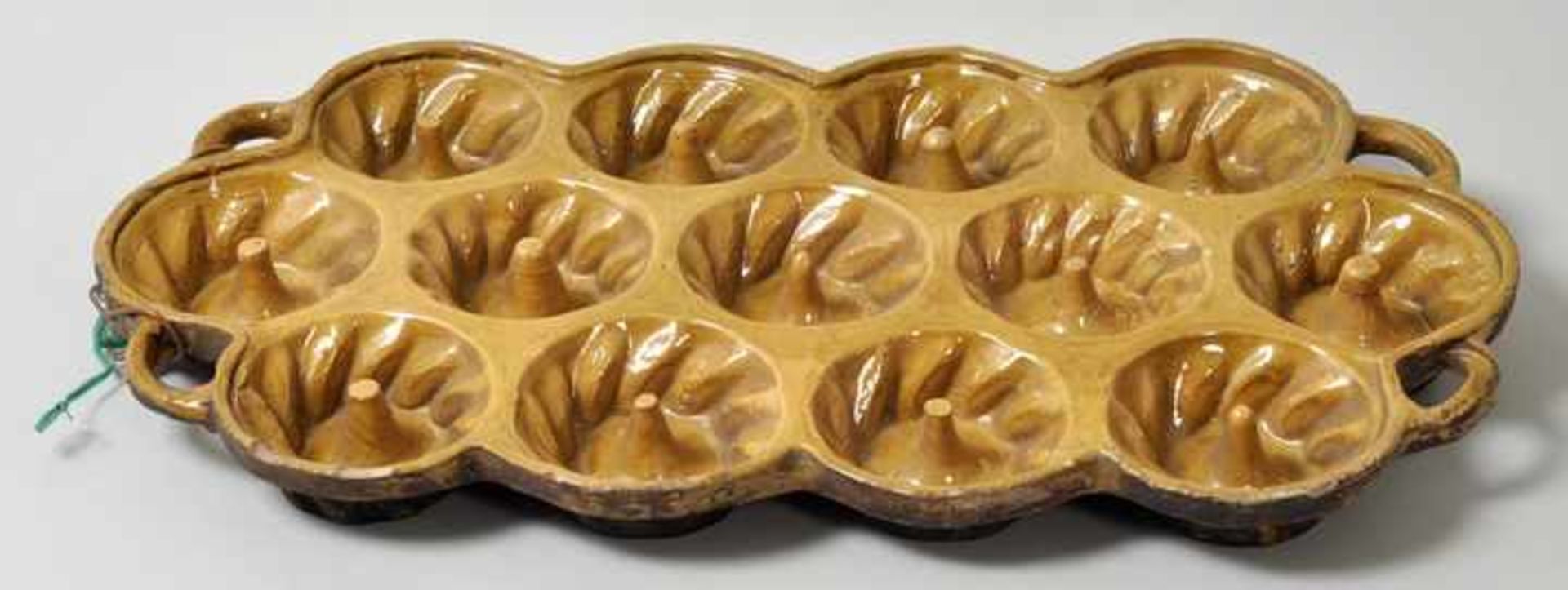 Pfannkuchenform, Alt Kohren, 19. Jh. Keramik/ Irdenware, gelbe Glasur. Form für 13 Pfannkuchen. Rand