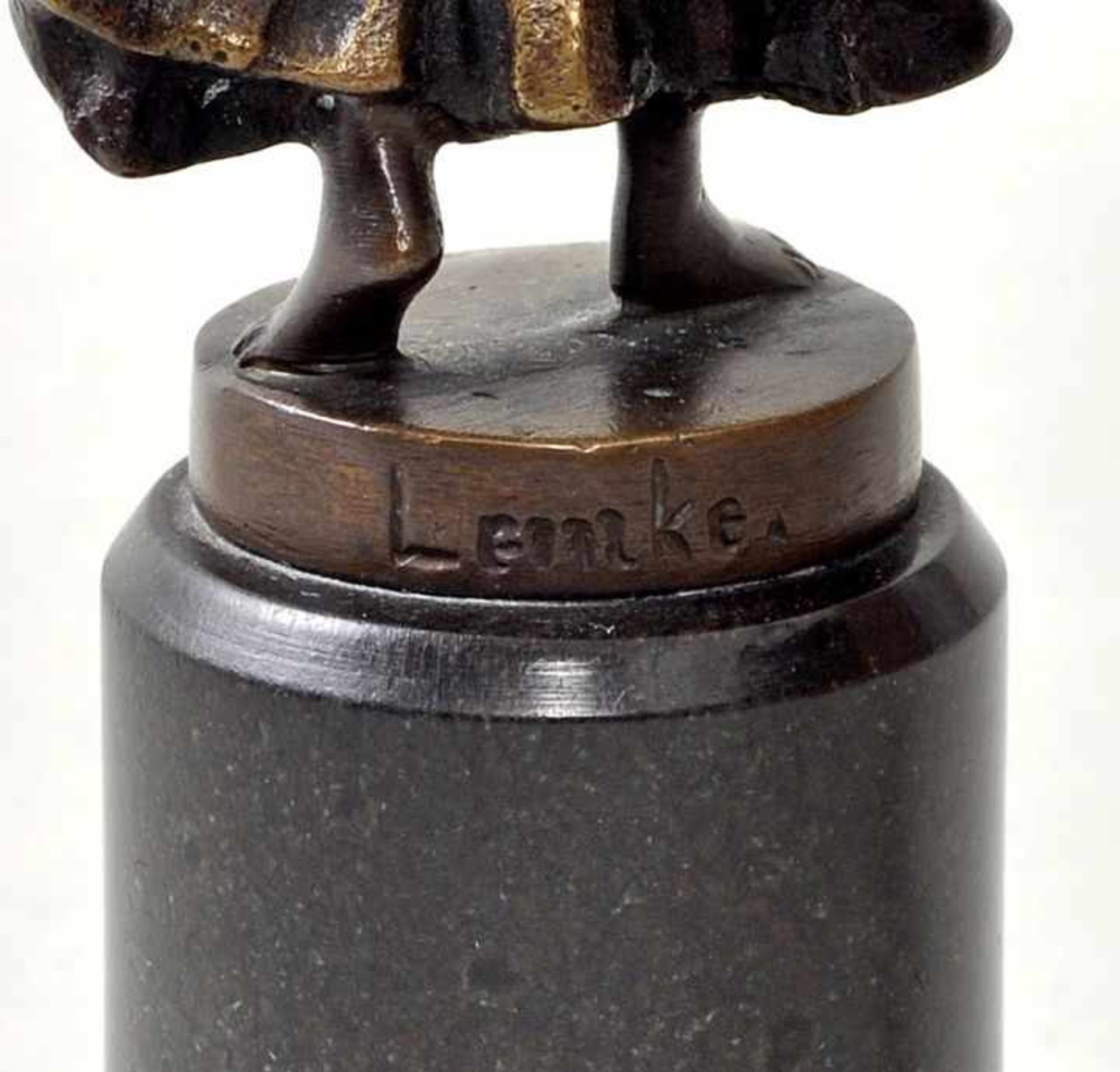 Lemke sign., tätig um 1900 Jugendstilpetschaft/ Kleinbronze Junge Frau mit Wassergefäßen. Bronze, - Bild 3 aus 3
