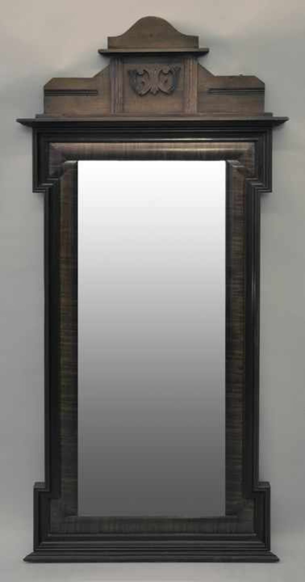 Gründerzeitspiegel, um 1880 7,5 cm Holzleiste, Nadelholz furniert, verkröpft. Aufsatz-Giebelbrett
