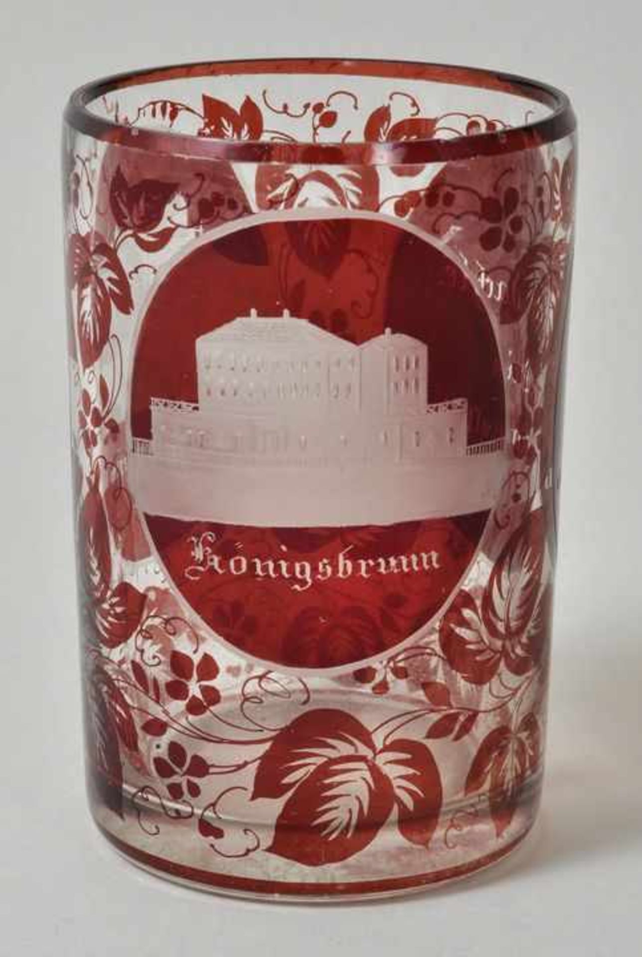 Andenkenglas, Böhmen, Mitte 19. Jh. Farbloses Glas, zwischen rot lasierten Ranken drei - Image 3 of 3