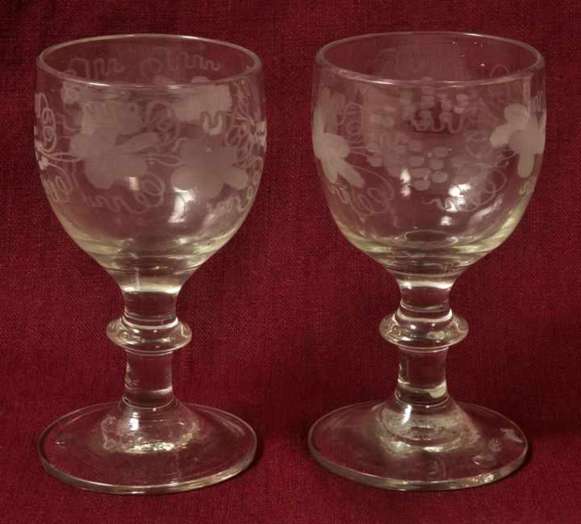 Paar Kelchgläser, Mitte 19. Jh. Farbloses Glas mit Abriss, Scheibennodus, auf der Kuppa in flachem