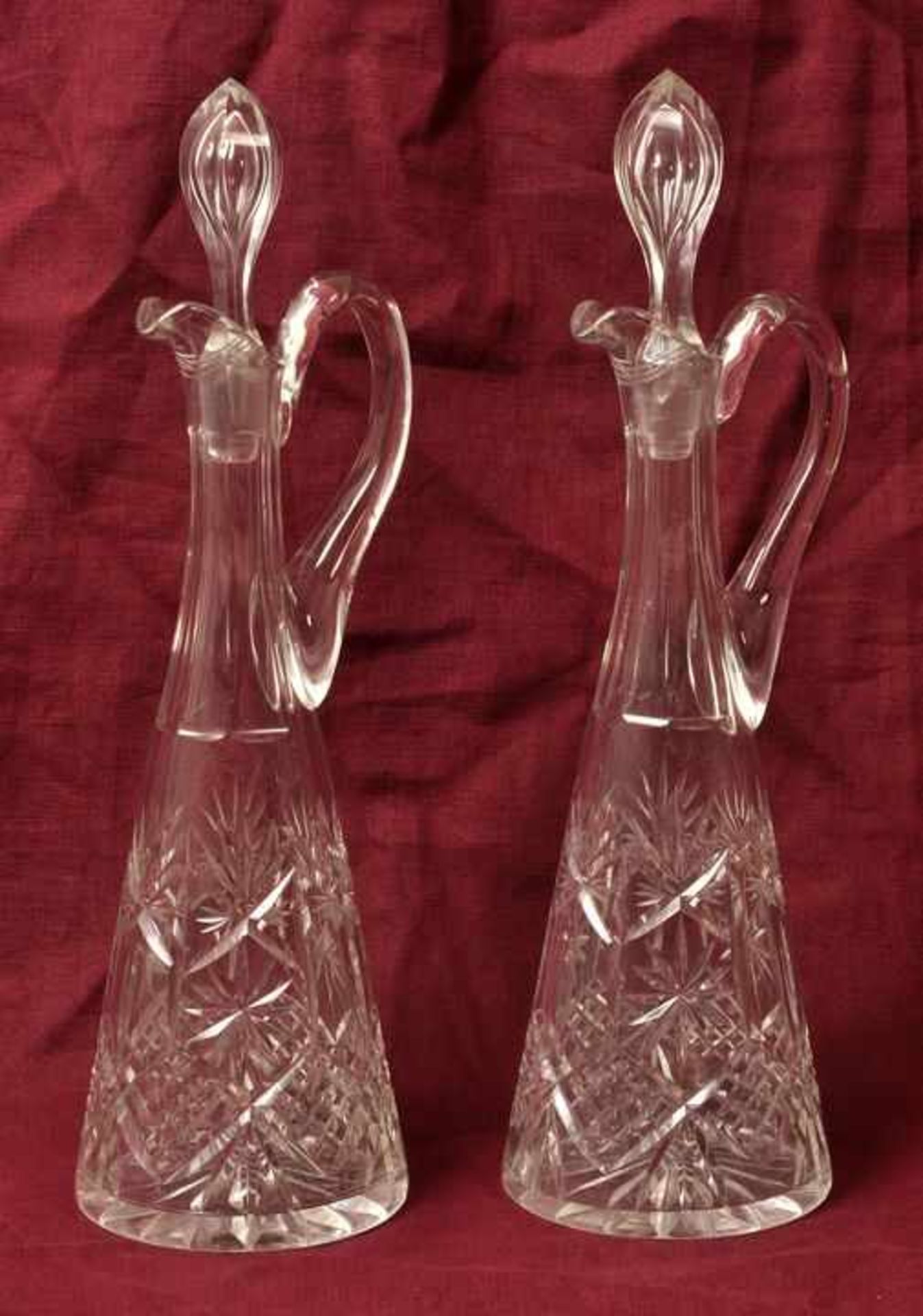 Paar Kristallkaraffen, Böhmen, ca. 1920 Kristallglas, Schliffdekor (Schäl-, Kerb-, Stern-und