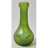 Vase, Böhmen, um 1900 Grünes Glas, irisiert, unregelmäßig mit Glasfaden umsponnen. Der Korpus im