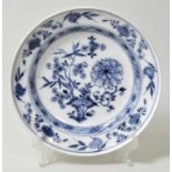 Teller, Meissen, um 1760/70 Porzellan. Glattrandige Form mit leichter Randverdickung,