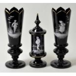 Paar Vasen und Deckelvase mit Schneemalerei, Böhmen, Mitte/ 2. H. 19. Jh. Schwarzes Glas,