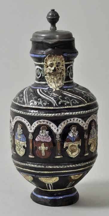 Kanne im Renaissancestil, Sachsen (?), wohl 2. H. 19. Jh. Keramik, polychrom emailliert, - Bild 2 aus 3