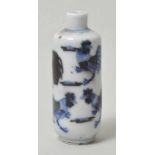 Riechflasche, sog. snuff bottle, China Porzellan, in Unterglasurblau und Schwarz bemalt mit
