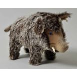 Wildschwein Dalle, Steiff, ca. 1960 Igelmohair/ Baumwolle/ Wolle. Knopf im Ohr, Fahne mit Artikel-