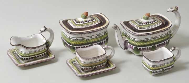 Dejeuner, um 1800 7 Teile: Kaffeekanne, Zuckerdose, Sahnekännchen sowie zwei Tassen mit Untertassen.