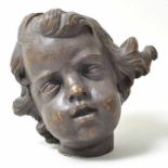 Kopf eines Putto, Barockstil Holz, vollpllastisch geschnitzt, braun gefasst. Rückseite gerissen,