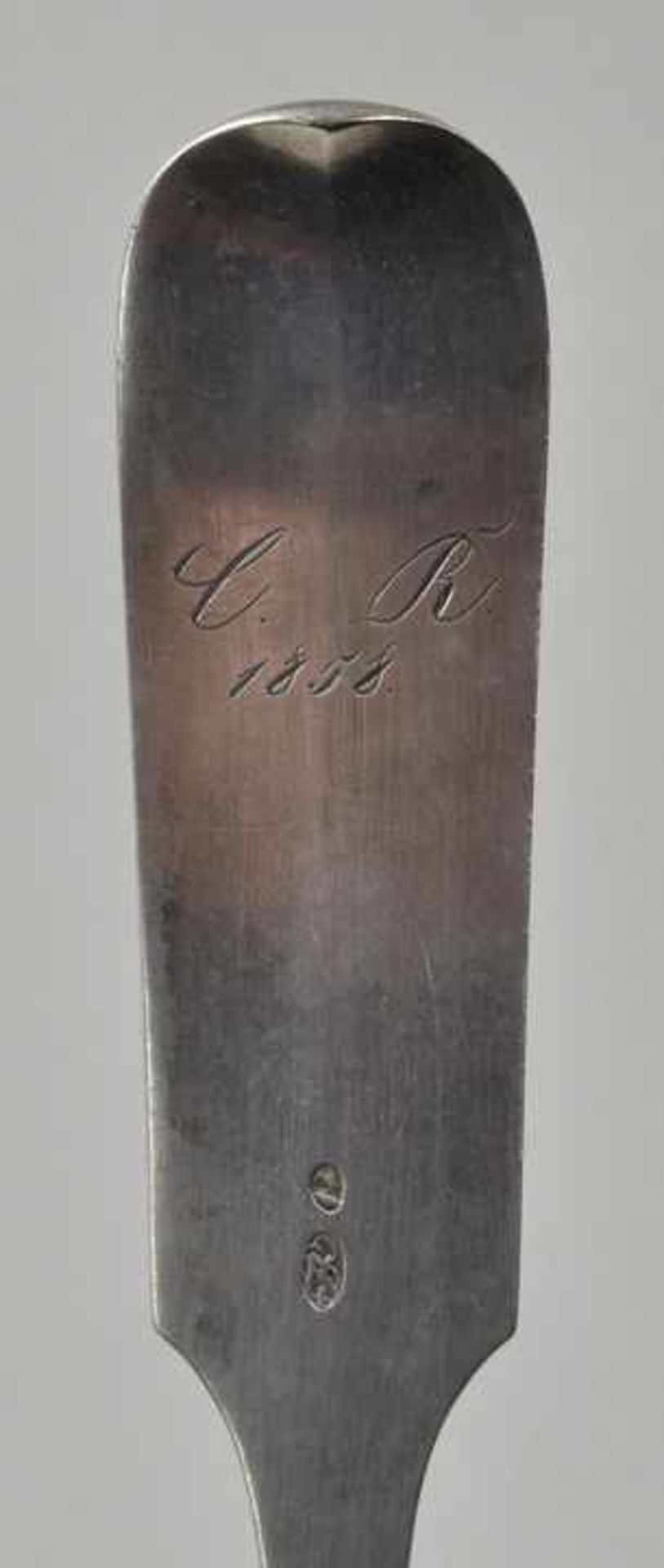 Gemüselöffel, Mitte 19. Jh. Silber. Spatelform, Stielrückseite graviert "C.R. 1858". Feingehalts-und - Bild 2 aus 2