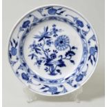 Teller, Meissen, Ende 18. Jh. Porzellan, glattrandige Form mit Randverdickung. Zwiebelmusterdekor.