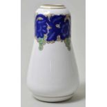 Vase mit Rosari-Dekor, Selb, Rosenthal, um 1920 Porzellan, stilisiertes Rankendekor in Blau und