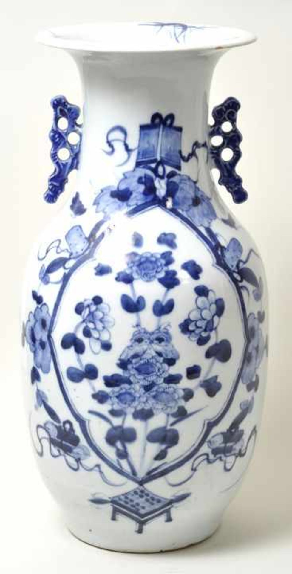 Vase in Rouleauform, China, 17. Jh. Porzellan, dickwandiger Scherben, in Kobaltblau auf leicht