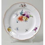 Teller, Meissen, um 1770 Reliefzierrat Altozier, bunte Blumenmalerei (Bukett seitlich und