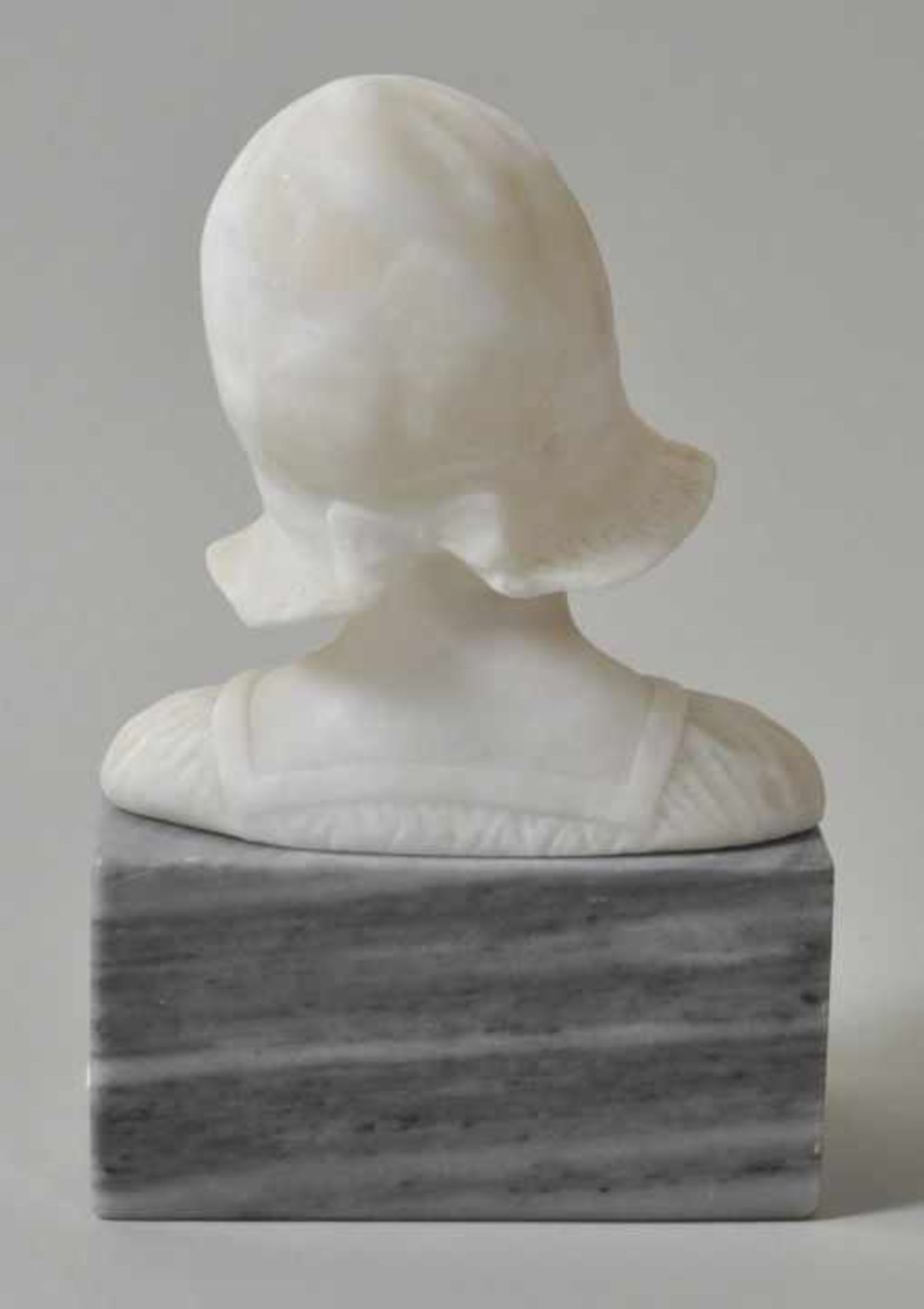 Unbekannt, um 1900 Büste eines Mädchens mit Haube. Alabaster auf Marmorsockel, H. 16,5 cm (incl. - Bild 2 aus 2