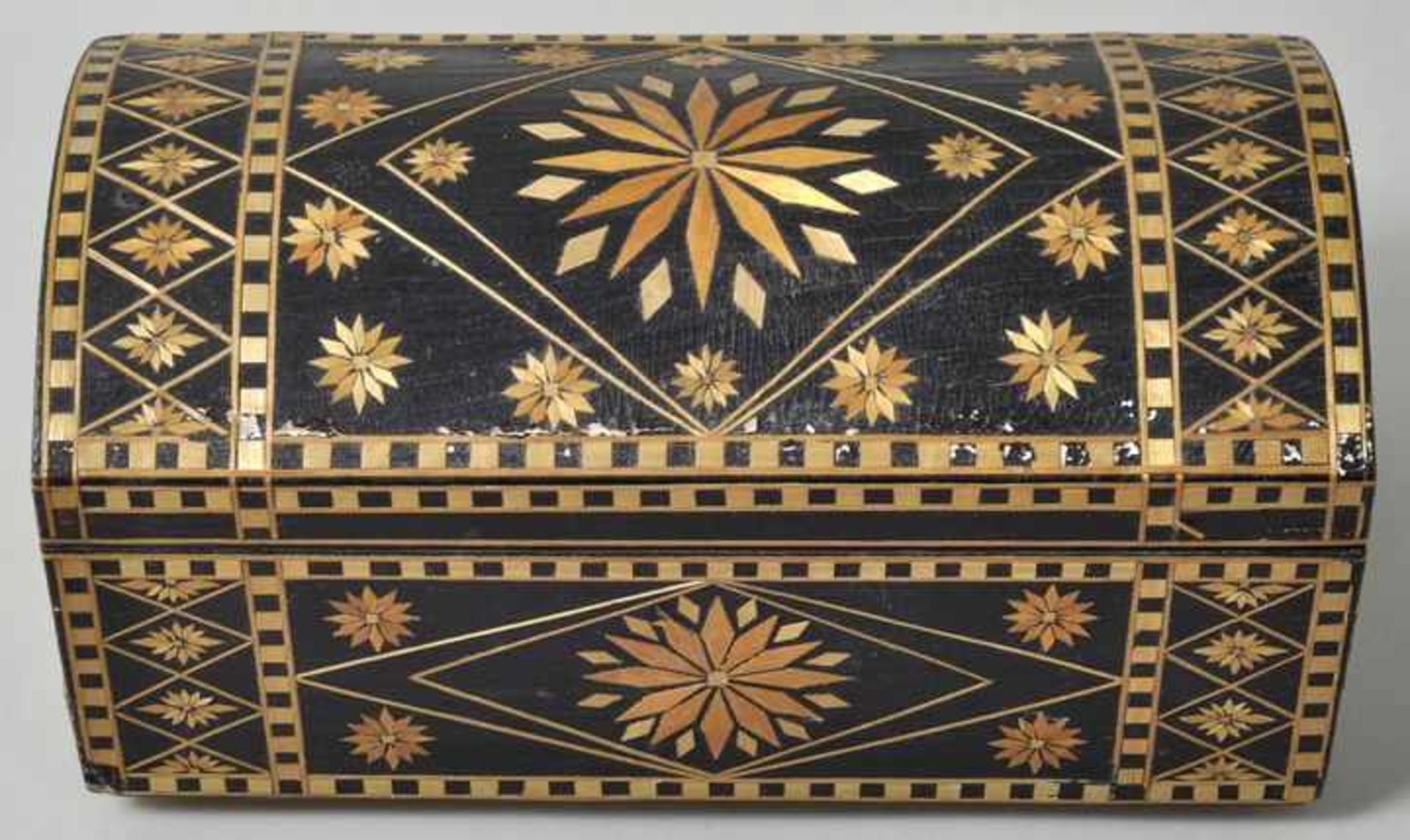 Schachtel mit Strohmosaik, russisch, 1. H. 20. Jh.Nadelholzkorpus, schwarz gefasst, lackiert, mit