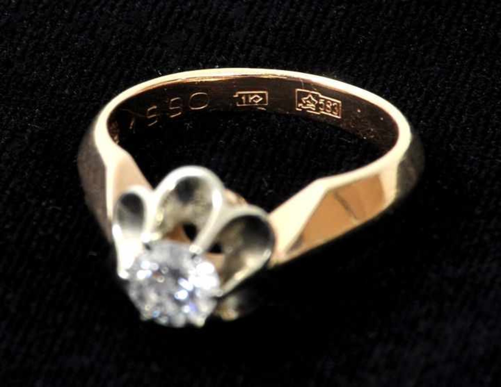 Ring mit Brillant-Solitär, 20. Jh.Fassung Gg 583, besetzt mit Brillant von ca. 0,5 ct. in a-jour- - Bild 2 aus 2