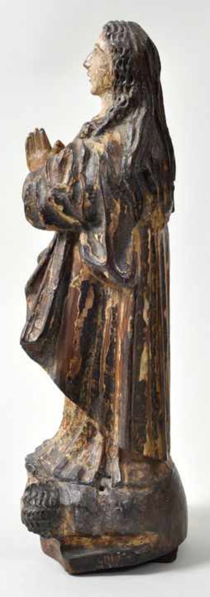 Maria Immaculata, Spanien, um 1700Wurzelholz, geschnitzt, Farbfassung. In streng aufgefasster, - Bild 2 aus 3