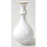 Vase, Meissen, 2003Kalebassenform, roter Reifen, Goldfaden und Goldrand. Schwertermarke, ein