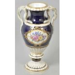 Schlangenhenkelvase, Meissen, 2. H. 20. Jh.Königsblau glasiert, auf der Schauseite goldgerahmte