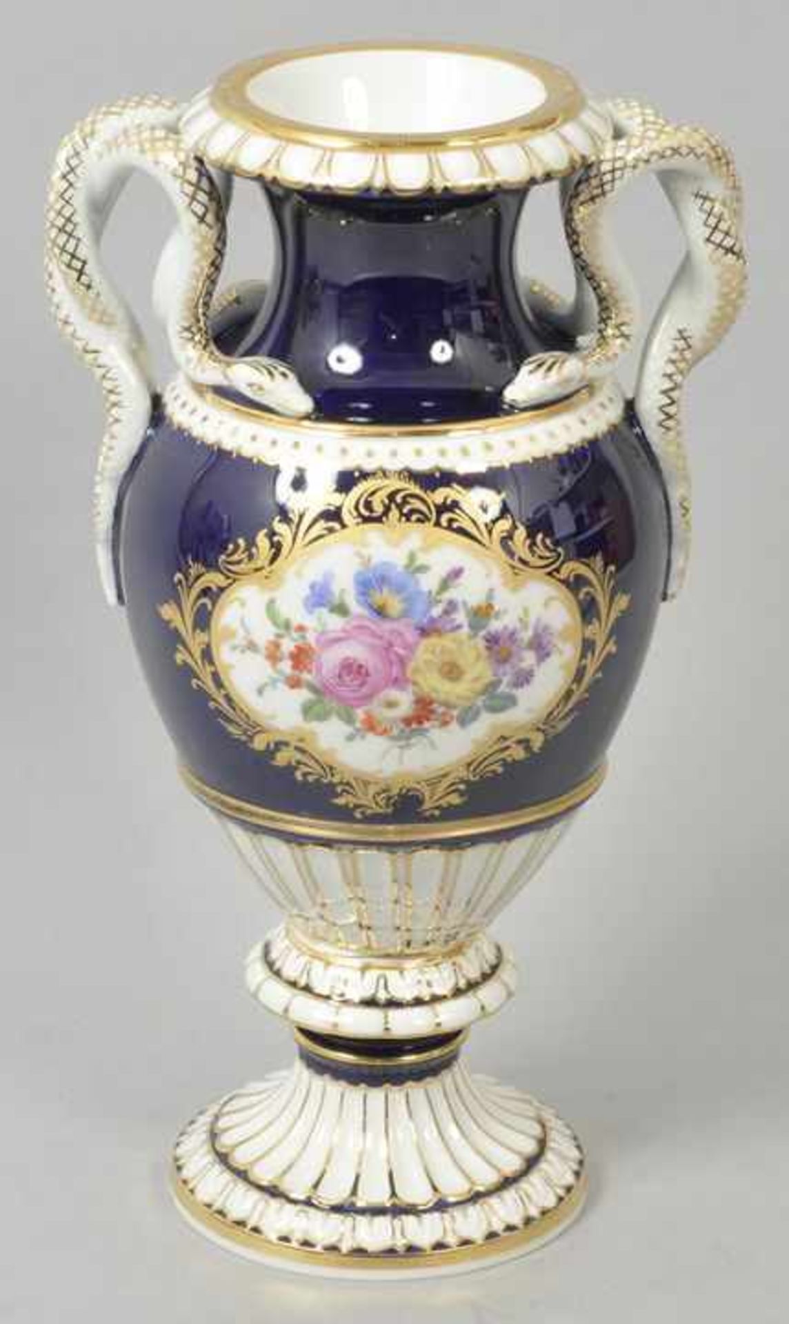 Schlangenhenkelvase, Meissen, 2. H. 20. Jh.Königsblau glasiert, auf der Schauseite goldgerahmte