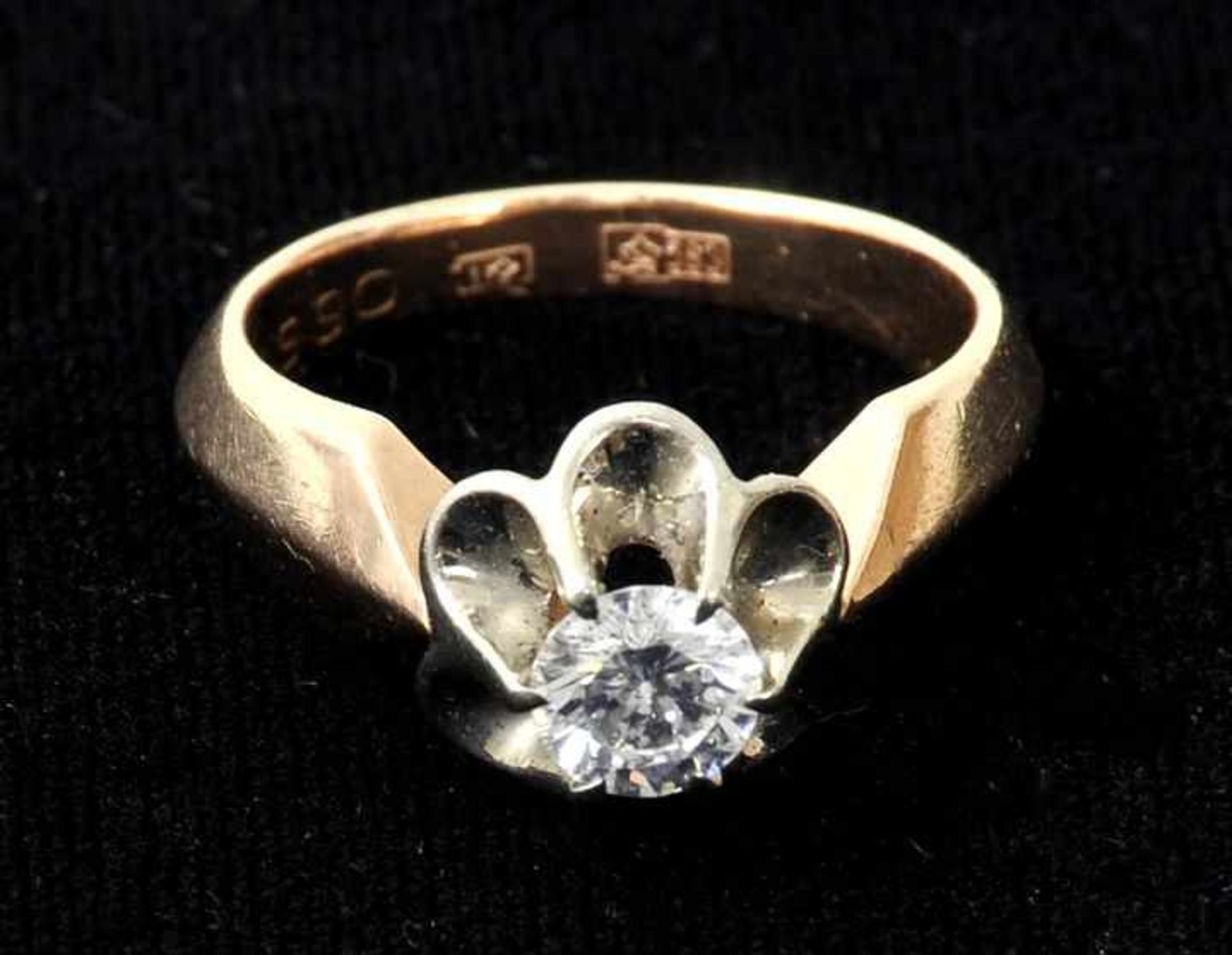 Ring mit Brillant-Solitär, 20. Jh.Fassung Gg 583, besetzt mit Brillant von ca. 0,5 ct. in a-jour-