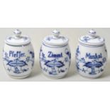 Drei Gewürzdosen, Meissen, E. Teichert, um 1900Porzellan, Zwiebelmusterdekor, schablonierte