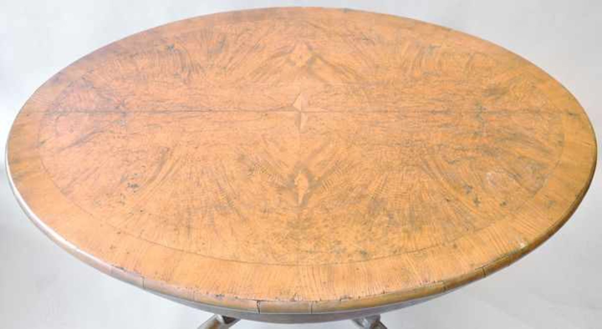 Mittelfußtisch, Mitte 19. Jh.Esche und Esche auf Nadelholz furniert, oval, gedrechselte Mittelsäule, - Image 2 of 2