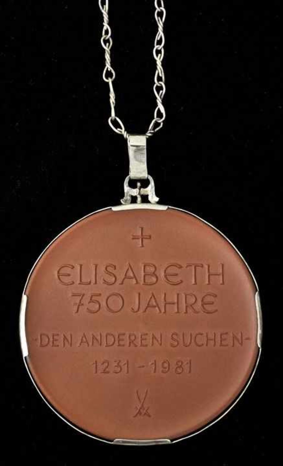 Plakette an Silberkette, Meissen, 1981Jubiläum St. Elisabeth 750 Jahre ("Den anderen suchen"). - Bild 2 aus 2
