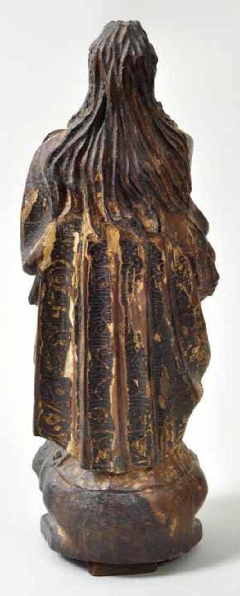Maria Immaculata, Spanien, um 1700Wurzelholz, geschnitzt, Farbfassung. In streng aufgefasster, - Bild 3 aus 3