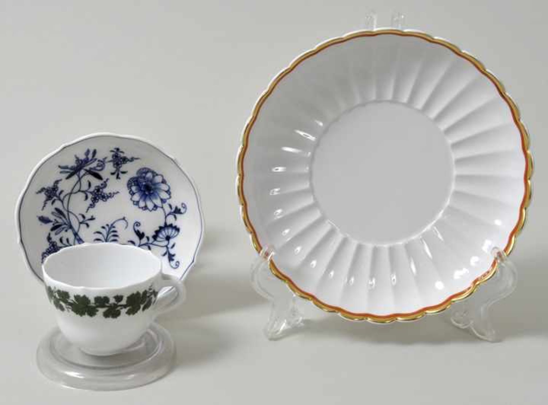 Drei Geschirr-Einzelteile, Meissen, um 1900/ 20. Jh.a) Mokkatasse, Neuer Ausschnitt,