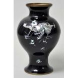 Vase, China, 20. Jh.Messing, schwarz emailliert, Perlmutteinlagen. Balusterform, schauseitig