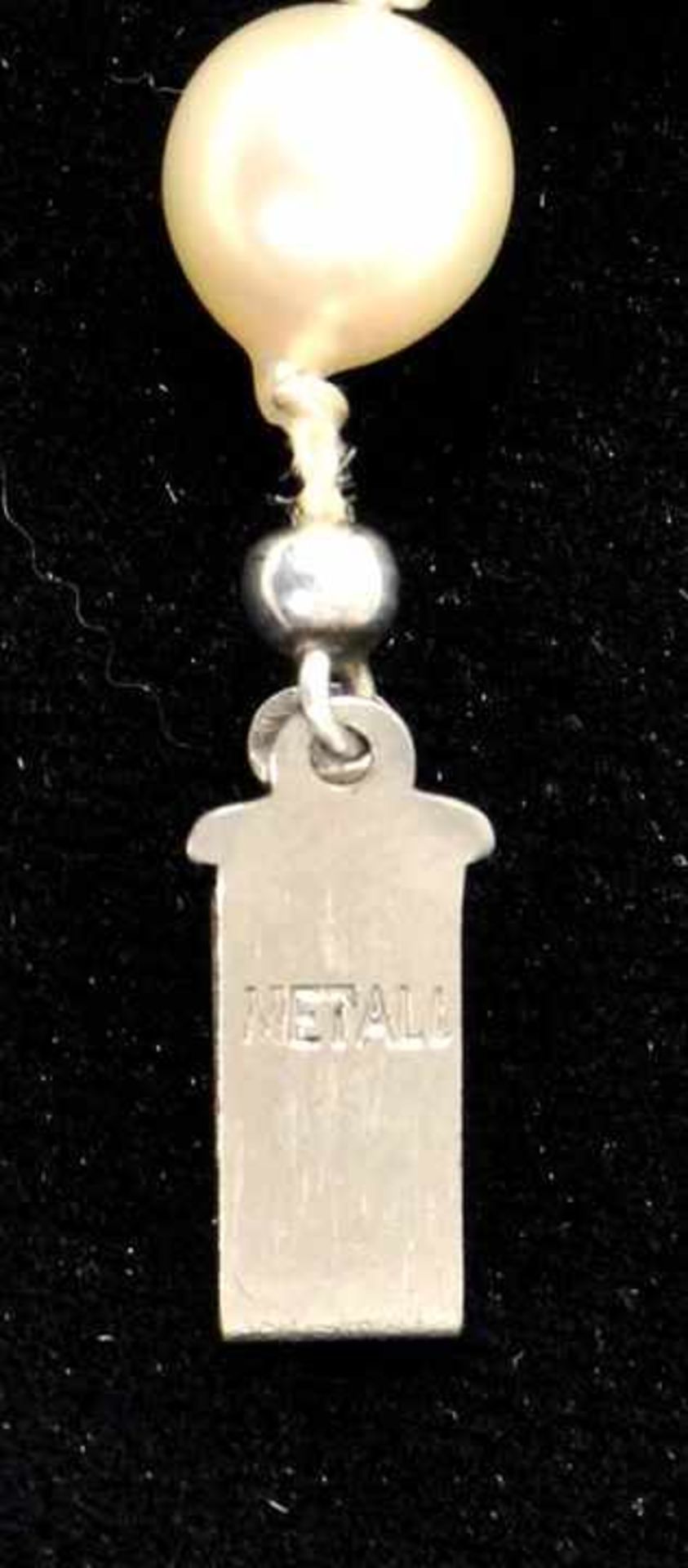 PerlenketteEinreihiges Colier von cremeweißen Barock-Zuchtperlen, D. 7,5 mm, geknotet, Schließe - Bild 3 aus 3