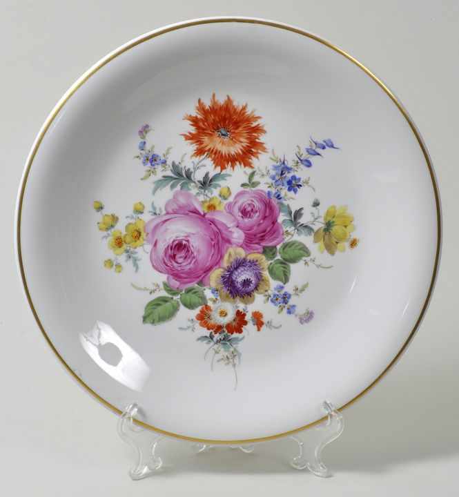 Großer Wandteller, Meissen, 2. H. 20. Jh.Glattrandige Form, buntes Blumenbukett, Goldrand.