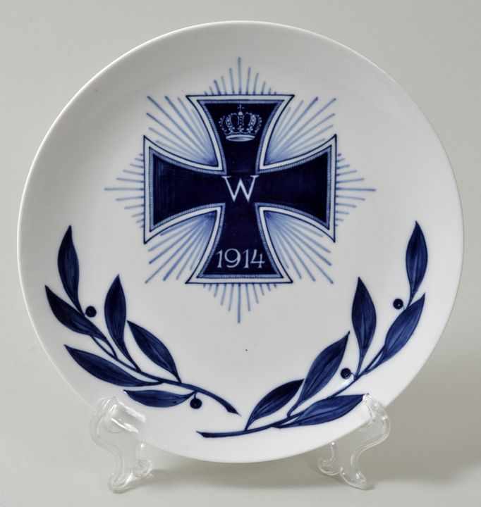 Regimentsteller, Meissen, um 1915Glattrandige Form, kobaltblau dekoriert: Weltkriegs-Ehrenkreuz in