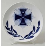 Regimentsteller, Meissen, um 1915Glattrandige Form, kobaltblau dekoriert: Weltkriegs-Ehrenkreuz in