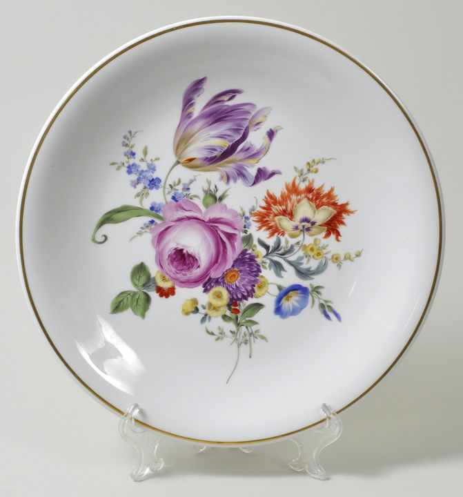 Großer Wandteller, Meissen, ca. 1963Glattrandig, großes Blumenbukett, Goldrand. Schwertermarke. D.